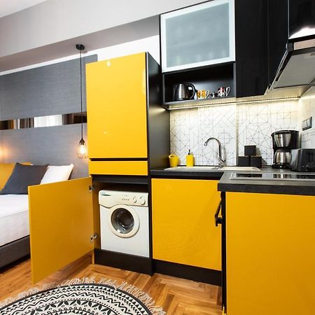 Downtown Luxury Boutique Suites : The Yellow Suite テッサロニキ エクステリア 写真